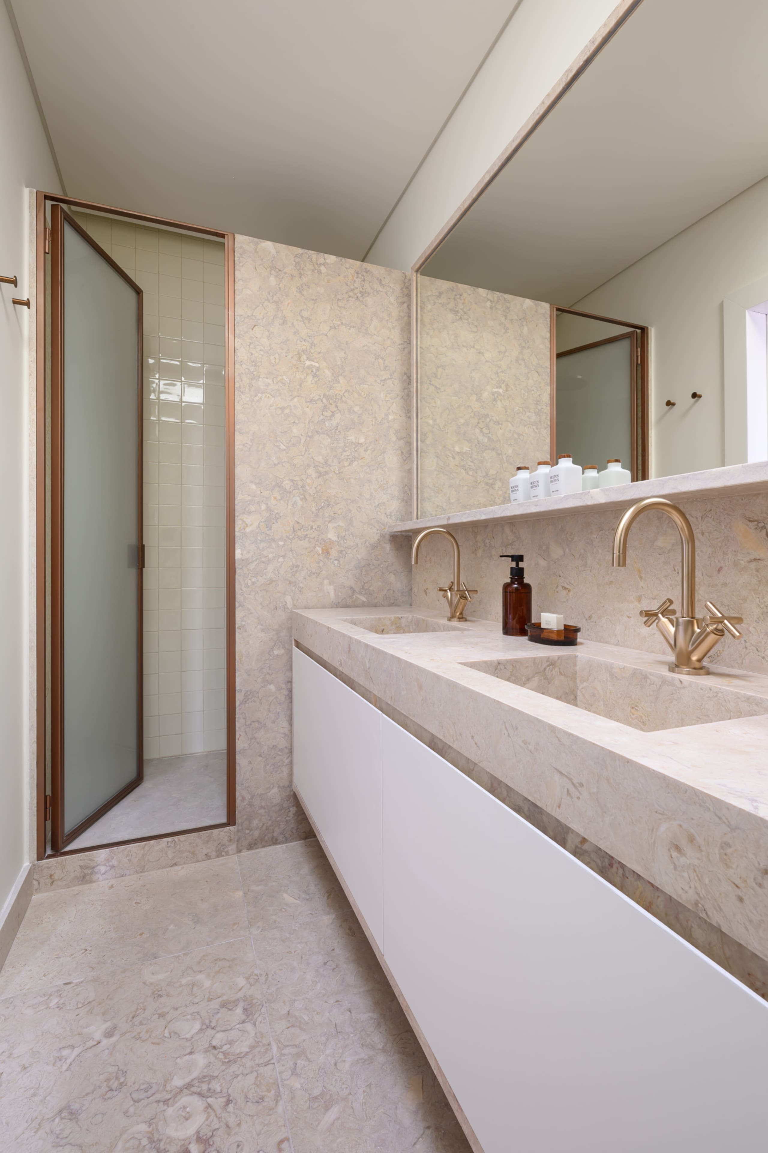 Elegant Alfama Stay / 3 bedrooms & 3 bathrooms 10