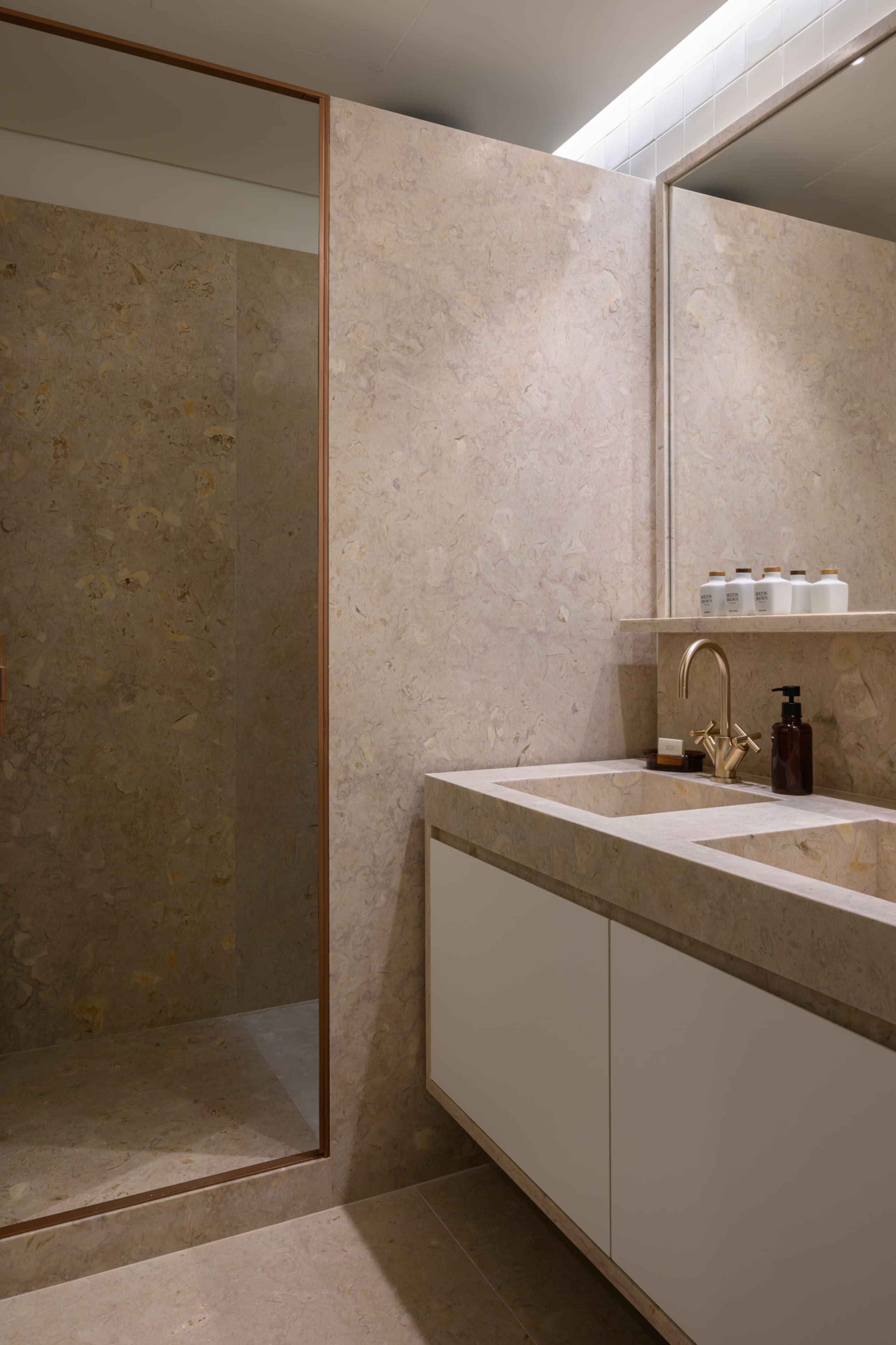 Elegant Alfama Stay / 3 bedrooms & 3 bathrooms 12