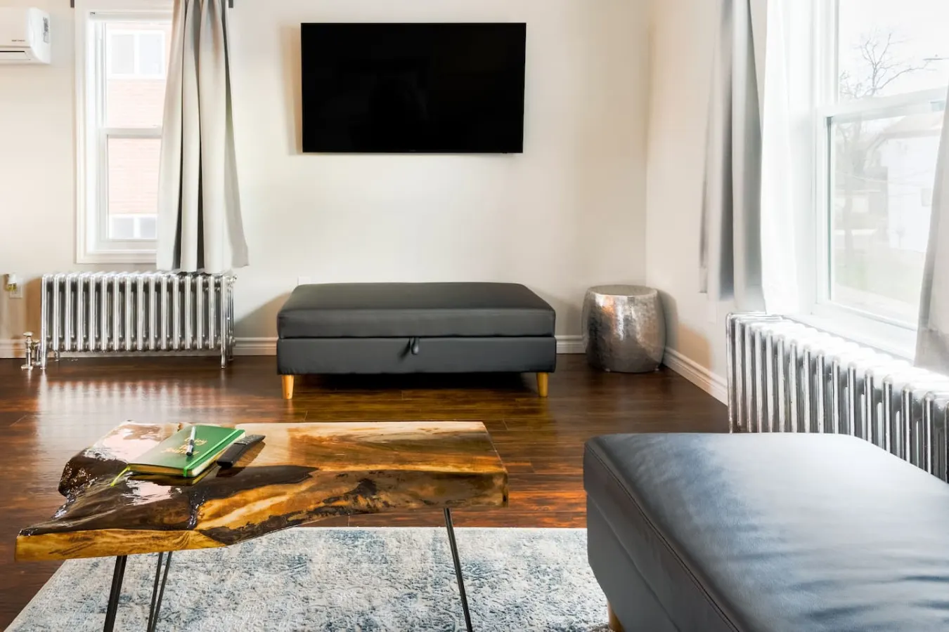 Stylishly Remodeled Queen Victoria Loft — photo 2