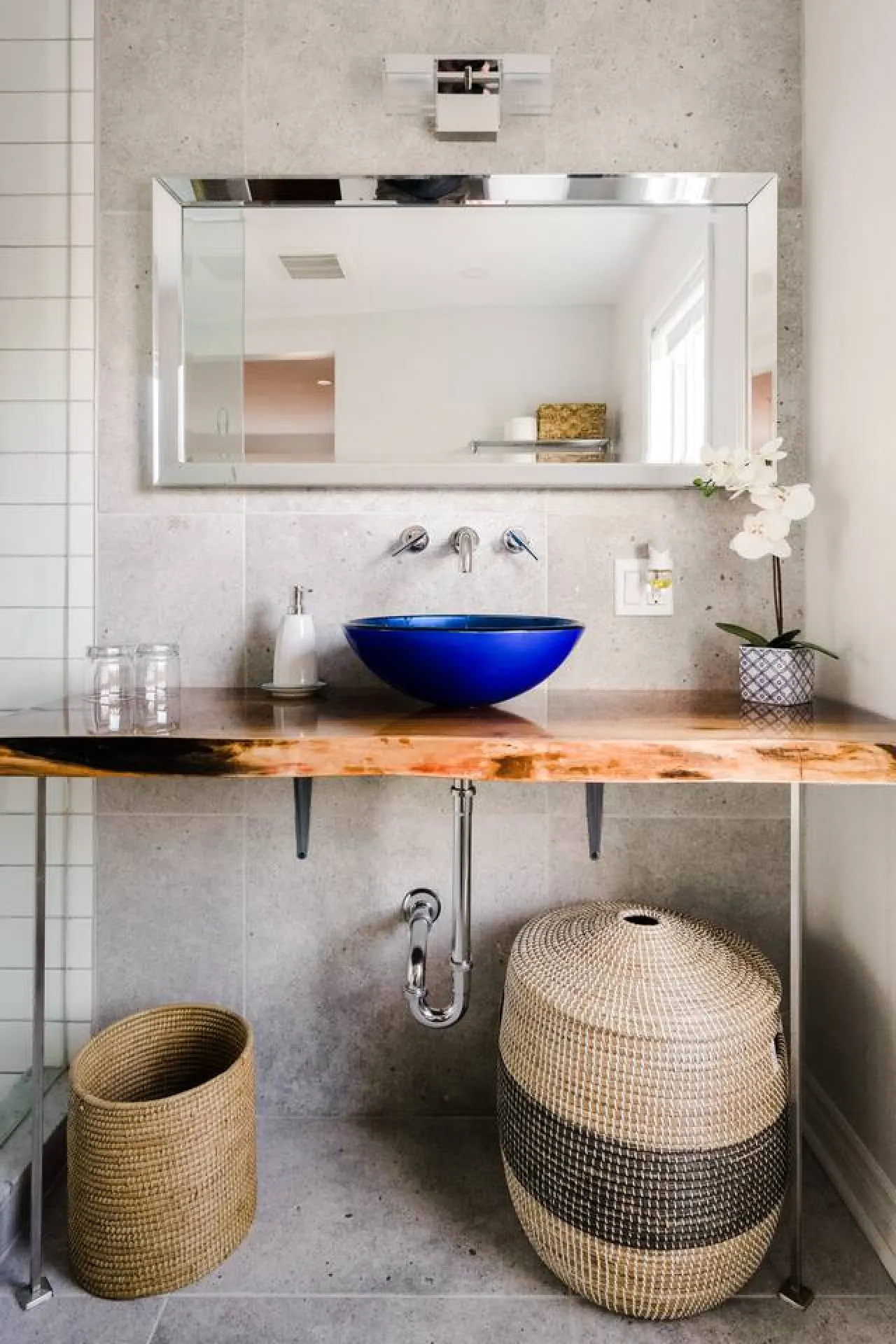 Stylishly Remodeled Queen Victoria Loft 9
