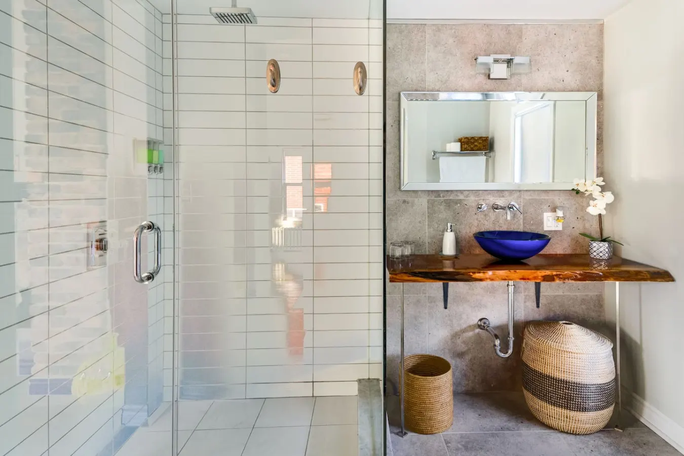 Stylishly Remodeled Queen Victoria Loft 10
