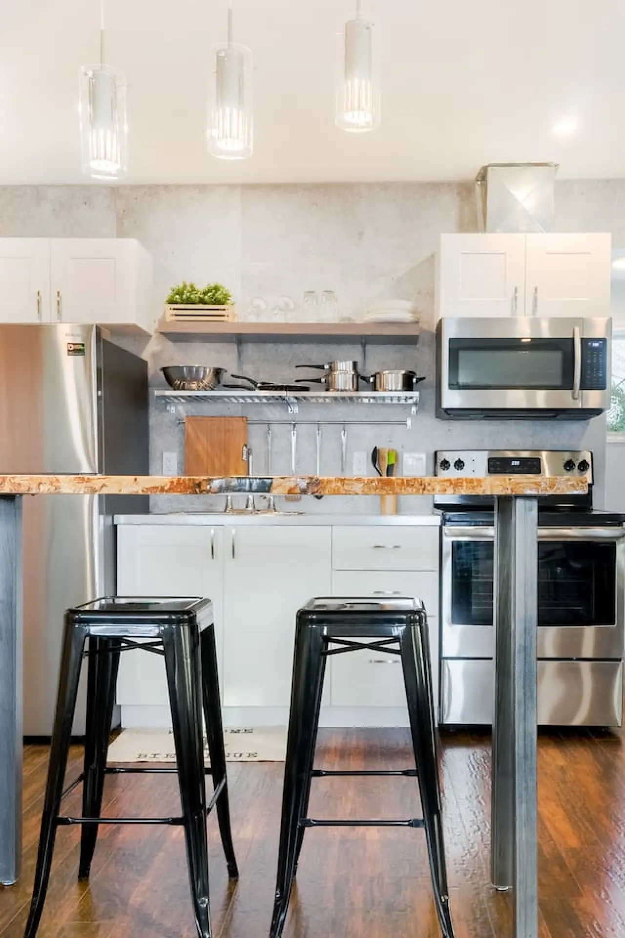 Stylishly Remodeled Queen Victoria Loft 13