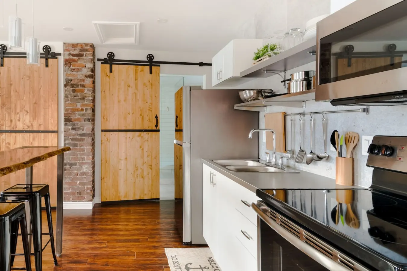 Stylishly Remodeled Queen Victoria Loft 14
