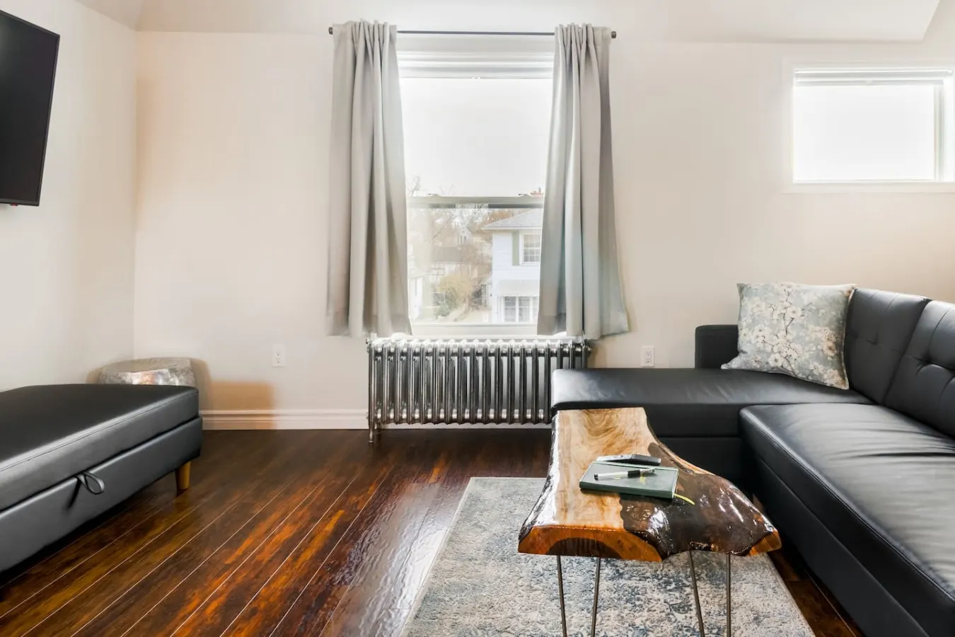 Stylishly Remodeled Queen Victoria Loft — photo 3