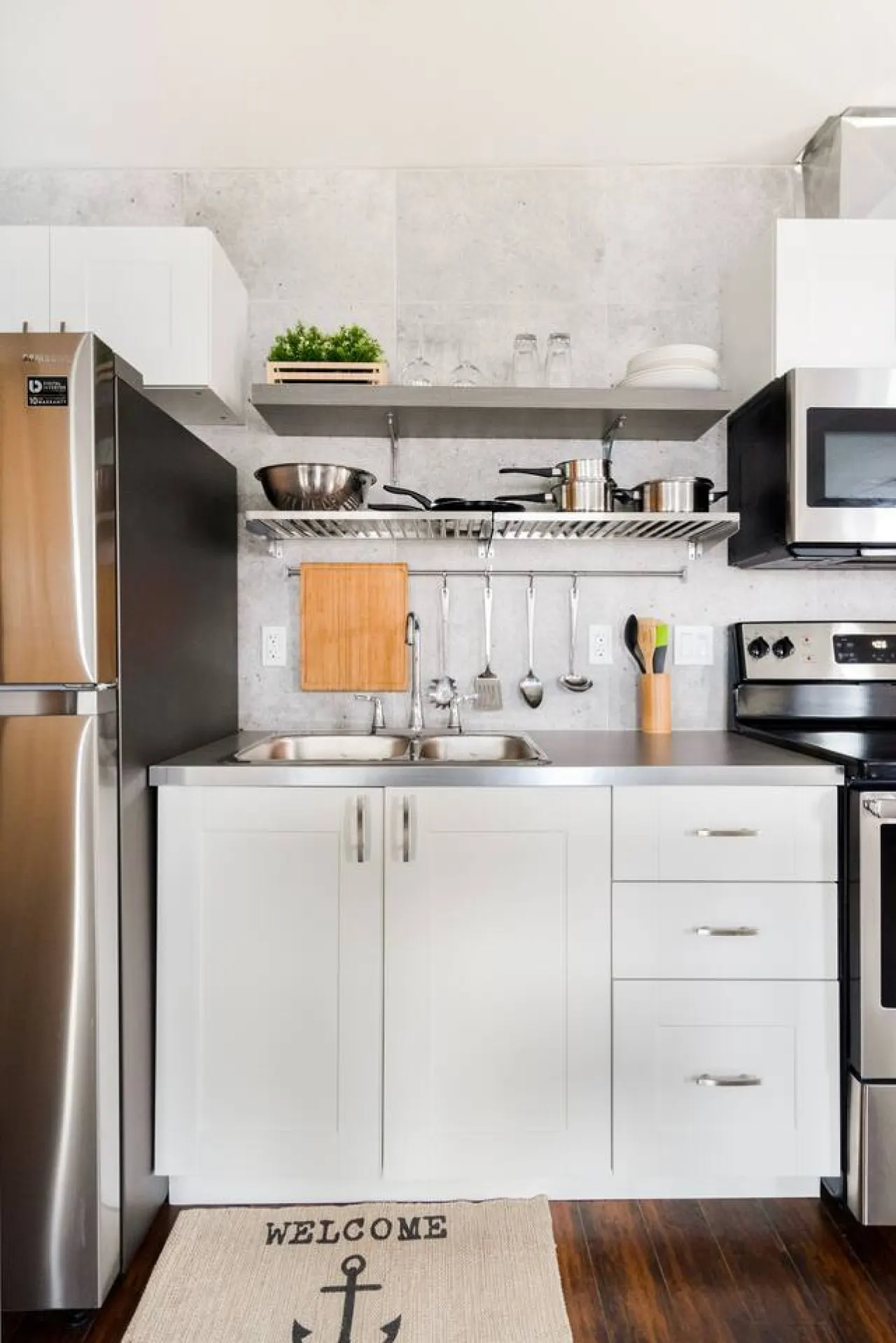 Stylishly Remodeled Queen Victoria Loft — photo 4