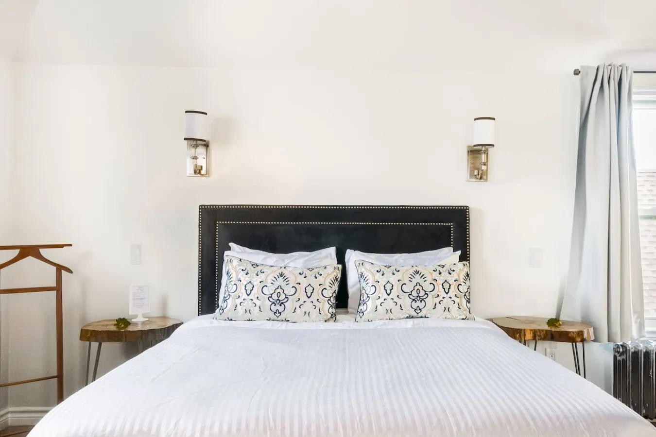 Stylishly Remodeled Queen Victoria Loft — photo 5