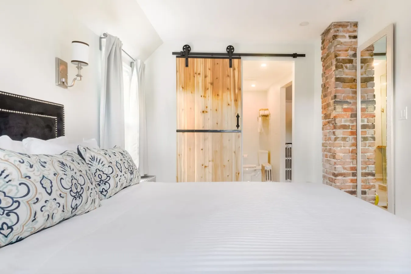 Stylishly Remodeled Queen Victoria Loft 7