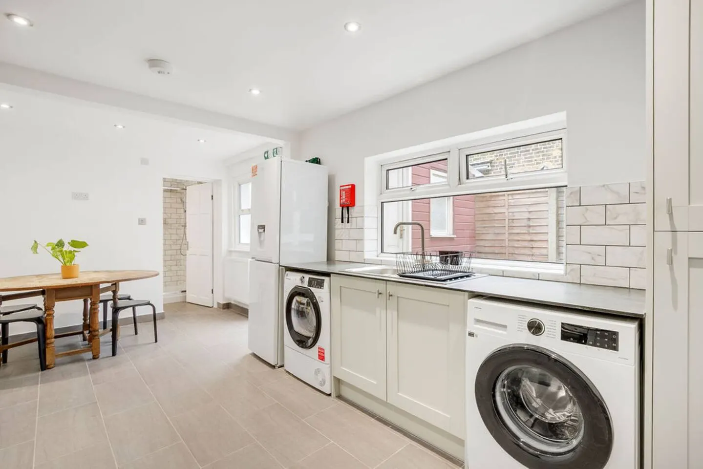 Contractor House-fast WiFi,free parking,big kitchn 9