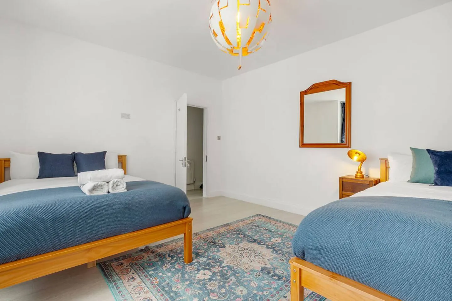 Contractor House-fast WiFi,free parking,big kitchn 11