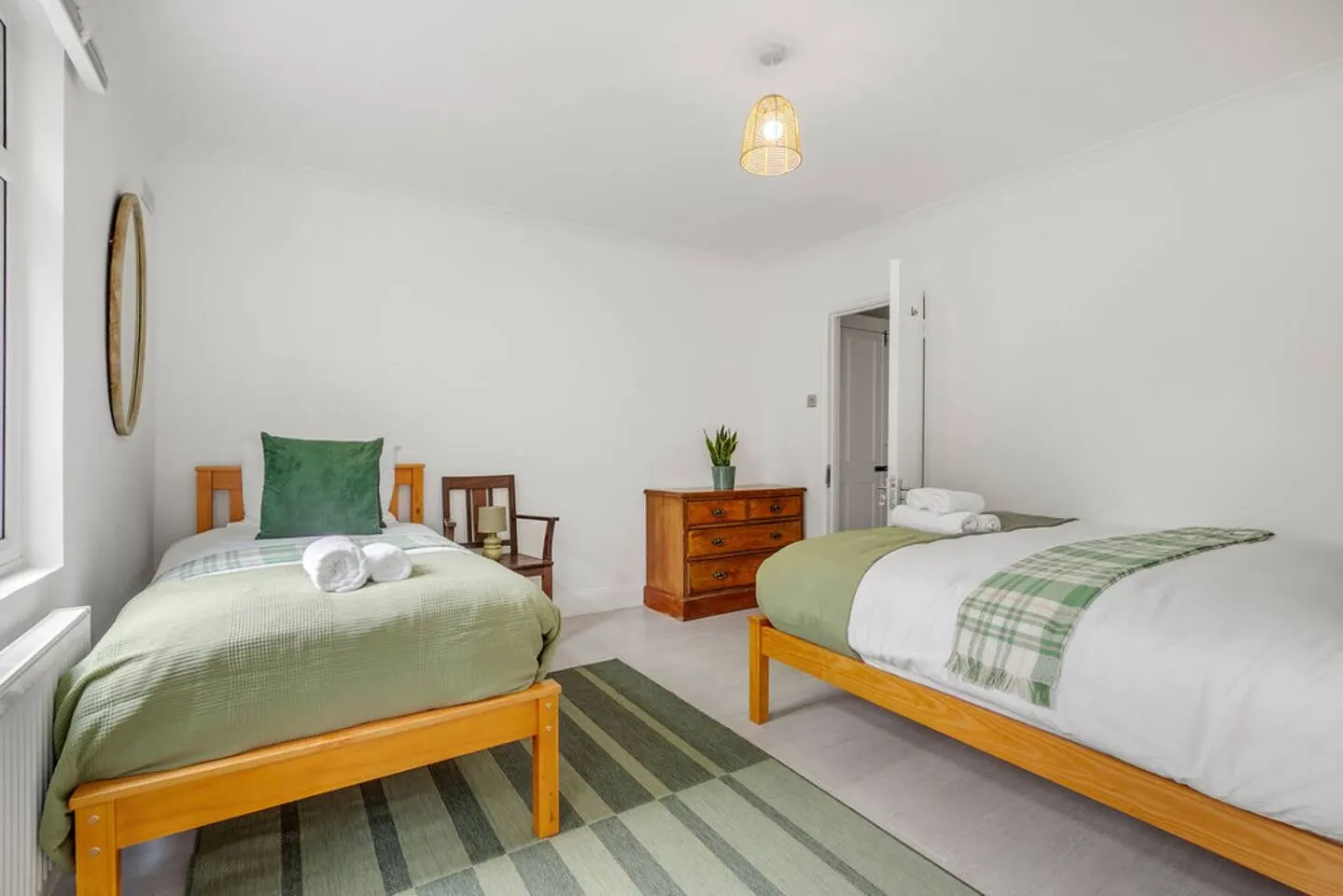 Contractor House-fast WiFi,free parking,big kitchn 12