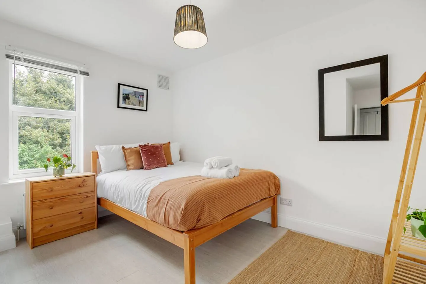 Contractor House-fast WiFi,free parking,big kitchn 13