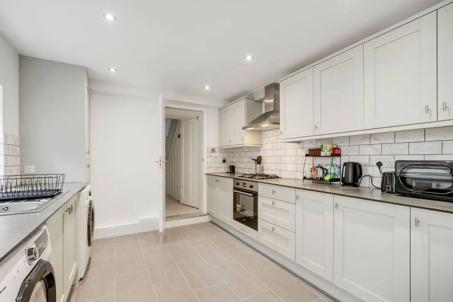 Contractor House-fast WiFi,free parking,big kitchn 19