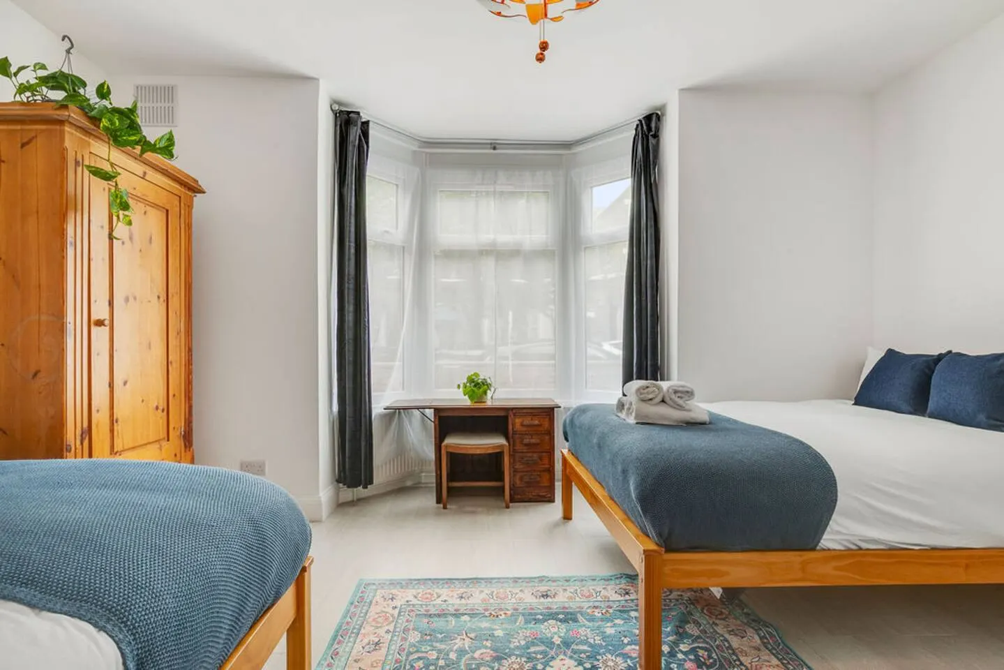 Contractor House-fast WiFi,free parking,big kitchn 7