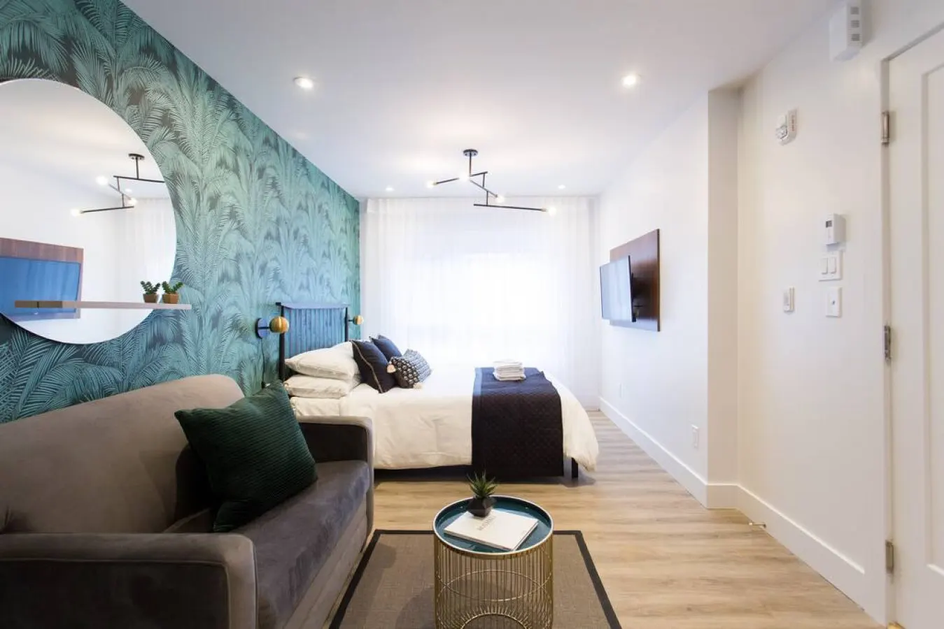 Little Italy - Studio Palms Steps from Jean Talon Market Full Bath - Unit 303 2