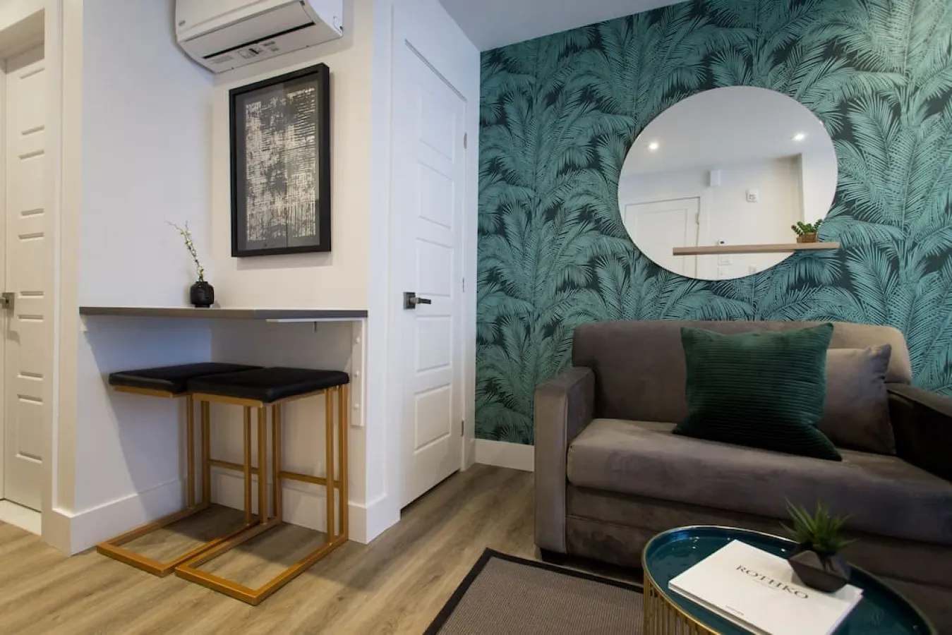 Little Italy - Studio Palms Steps from Jean Talon Market Full Bath - Unit 303 13