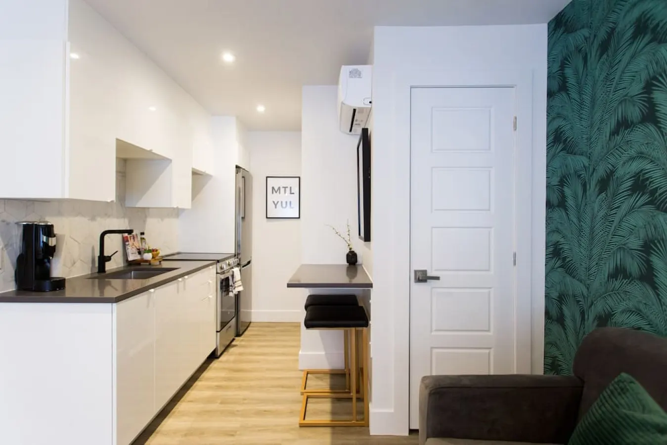Little Italy - Studio Palms Steps from Jean Talon Market Full Bath - Unit 303 15