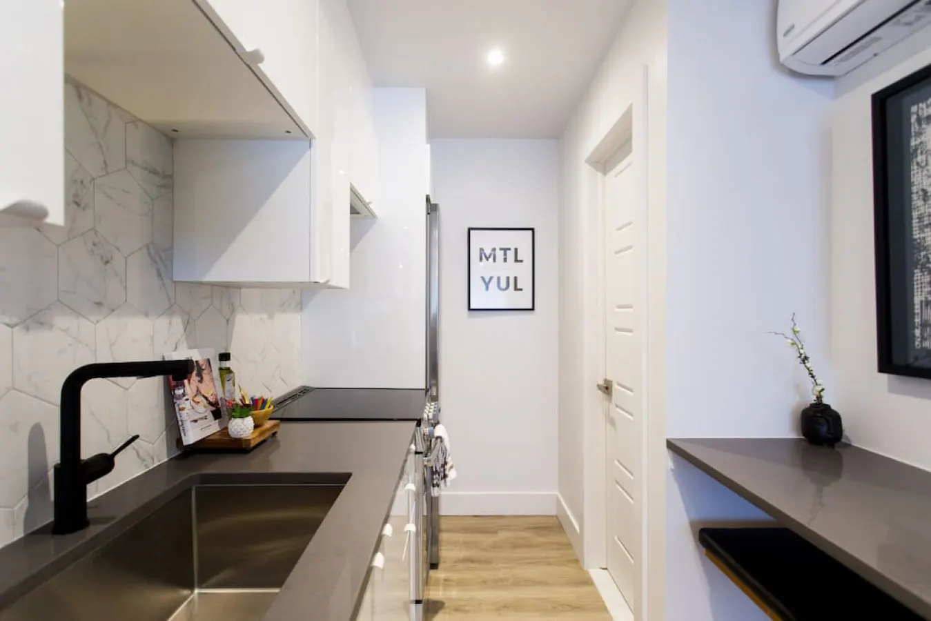 Little Italy - Studio Palms Steps from Jean Talon Market Full Bath - Unit 303 17