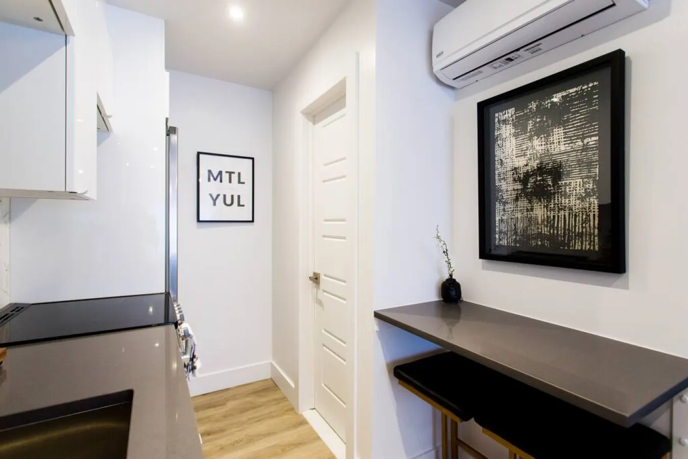 Little Italy - Studio Palms Steps from Jean Talon Market Full Bath - Unit 303 18