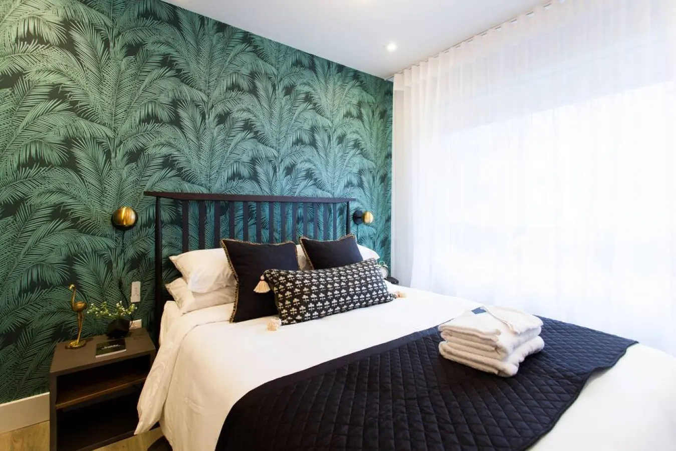 Little Italy - Studio Palms Steps from Jean Talon Market Full Bath - Unit 303 6
