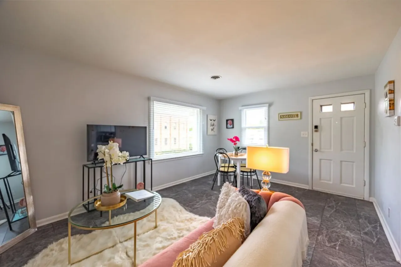 Clintonville Cozy Haven! Near Parks, Shops & OSU! 1