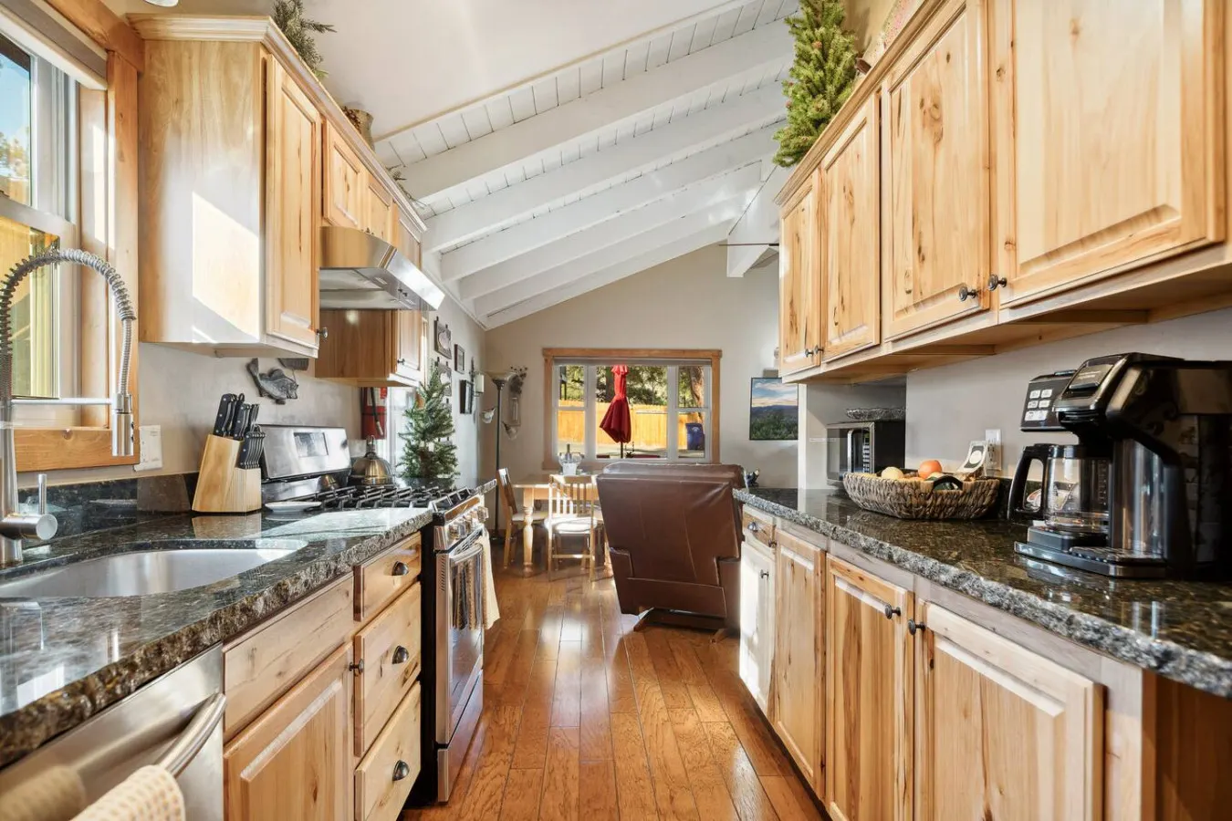 Alpine Crest, BBQ & Fully Fenced Pet Friendly 8