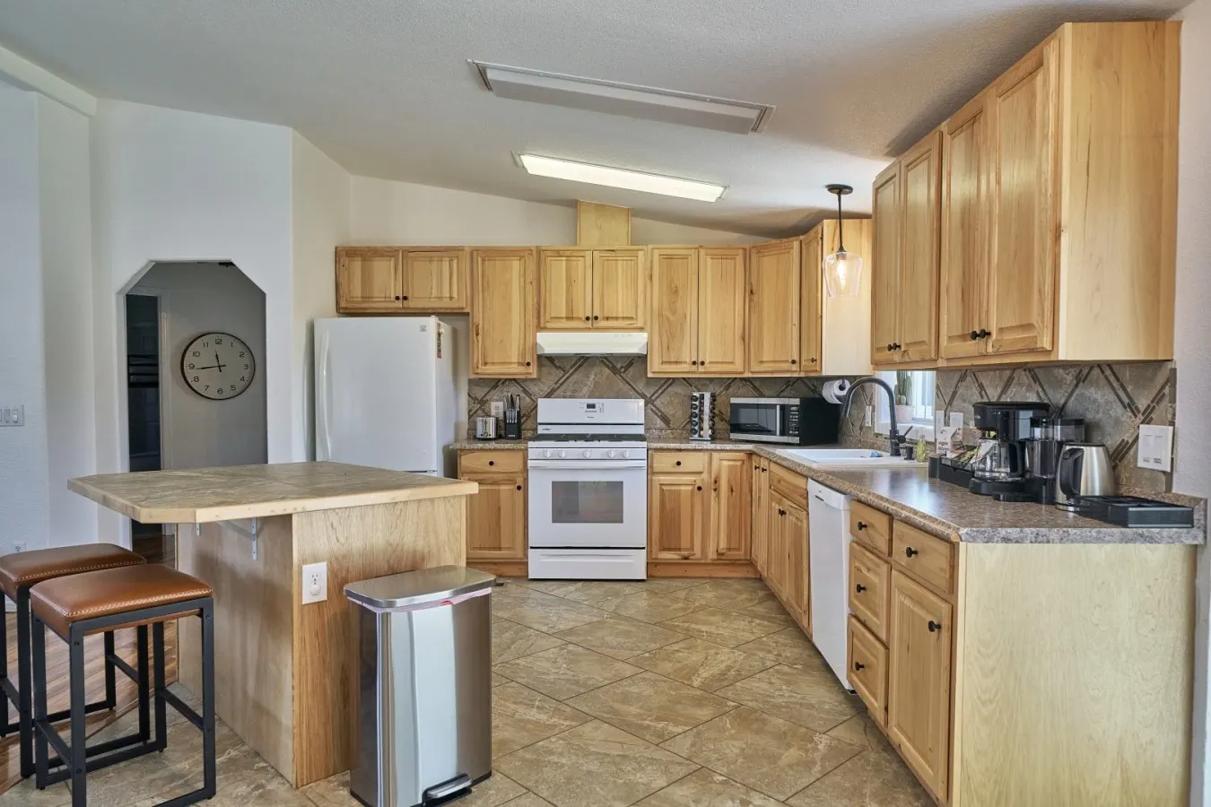 Hot Tub, Game Room, Coffee Bar, Fire Pit, Pancakes — photo 4