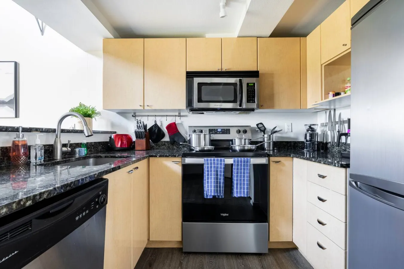 Gym&Rooftop Access! Downtown Loft Balcony+Parking 7