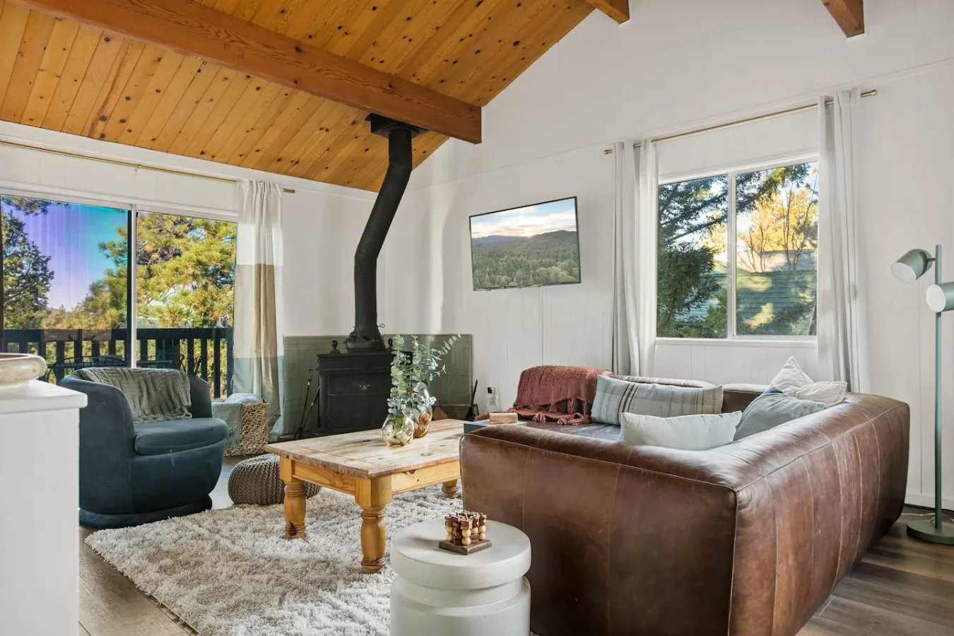 Serene Pines w Hot Tub, BBQ, Pets 10