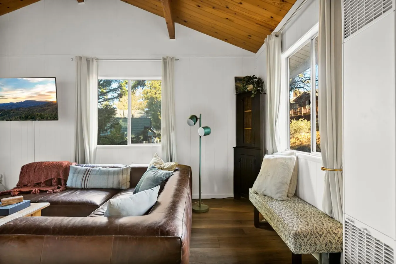Serene Pines w Hot Tub, BBQ, Pets 12