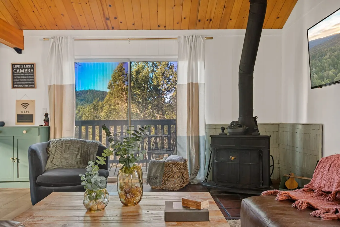 Serene Pines w Hot Tub, BBQ, Pets 7