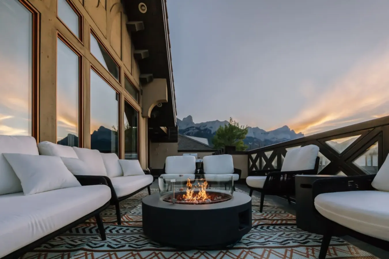 Sevenfold Sleeps 20 Luxe 7BR Retreat + Hot Tub 1