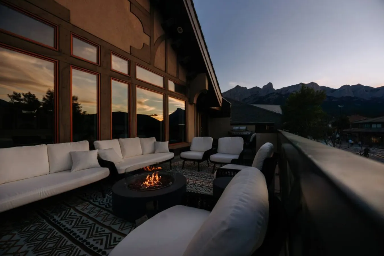 Sevenfold Sleeps 20 Luxe 7BR Retreat + Hot Tub 6