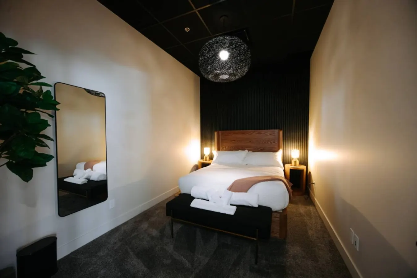 Sevenfold Sleeps 20 Luxe 7BR Retreat + Hot Tub 7