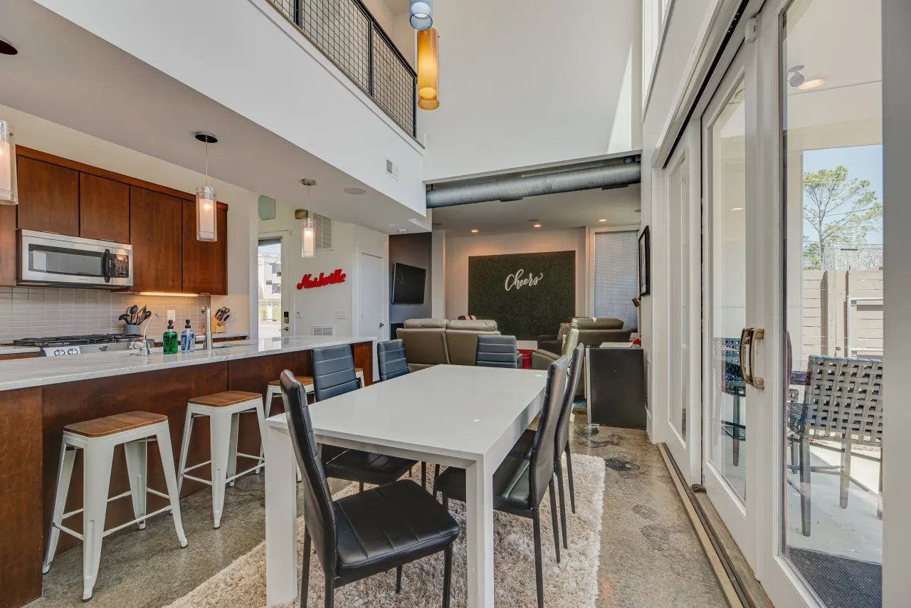 Dtown/Rooftop Hottub/Music Row/20ft ceiling/Gulch! 16