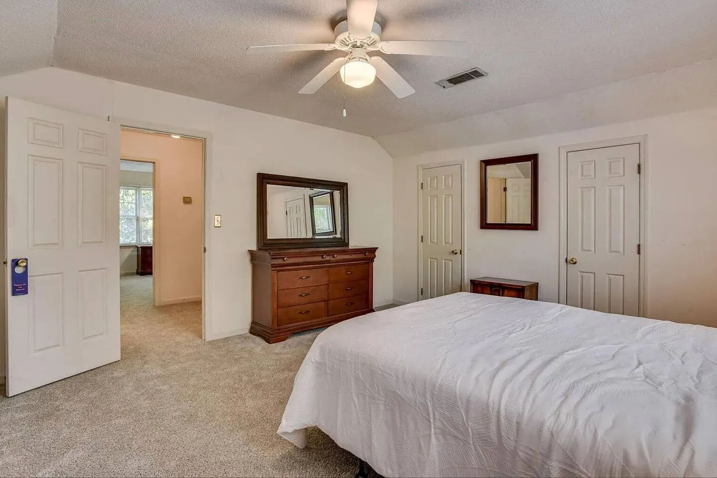 6 beds - 4 Bedrooms 3 Bathrooms 13
