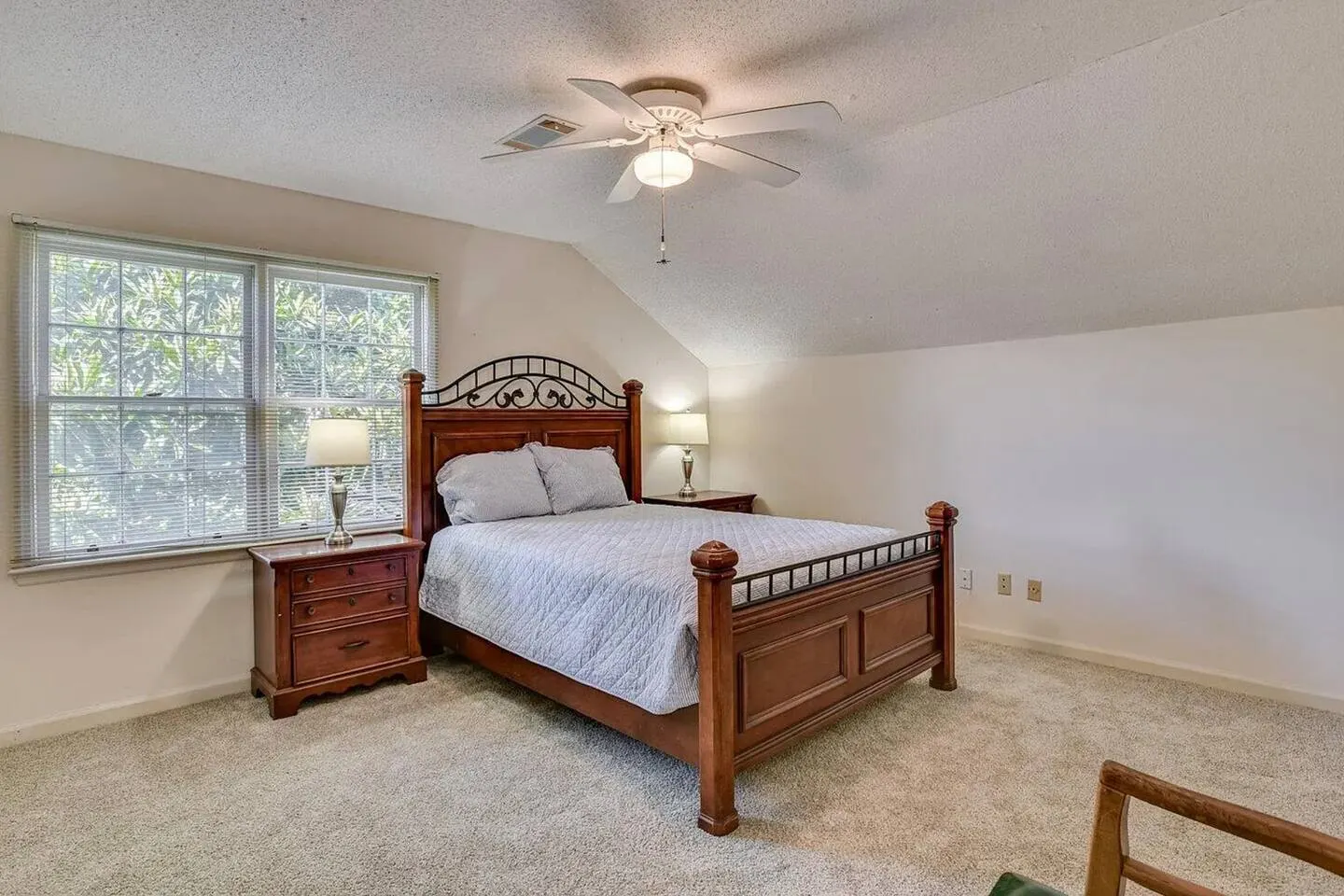 6 beds - 4 Bedrooms 3 Bathrooms 16
