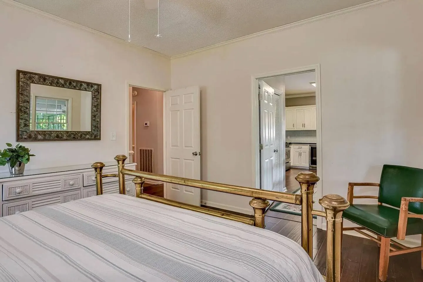 6 beds - 4 Bedrooms 3 Bathrooms 19