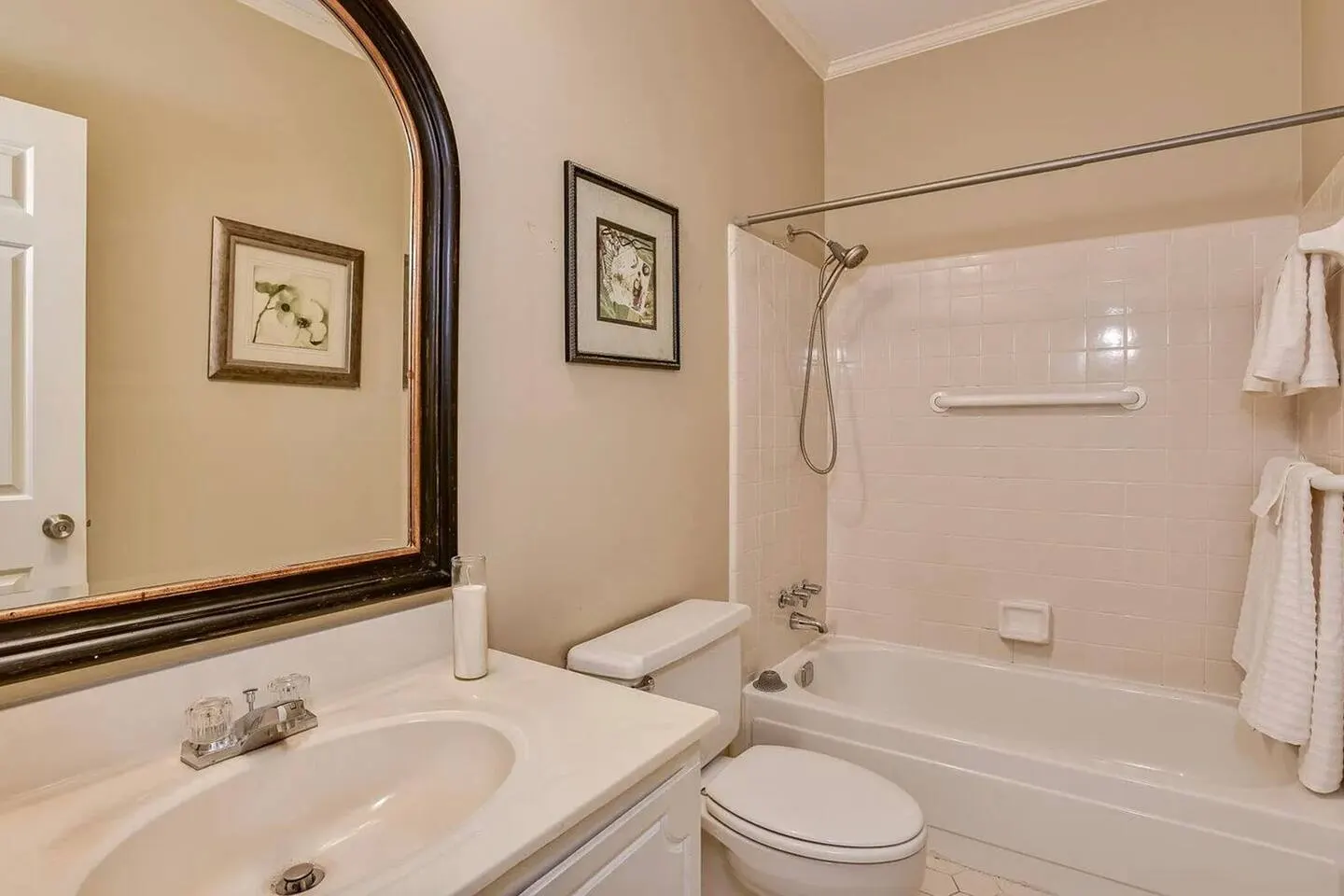 6 beds - 4 Bedrooms 3 Bathrooms 20