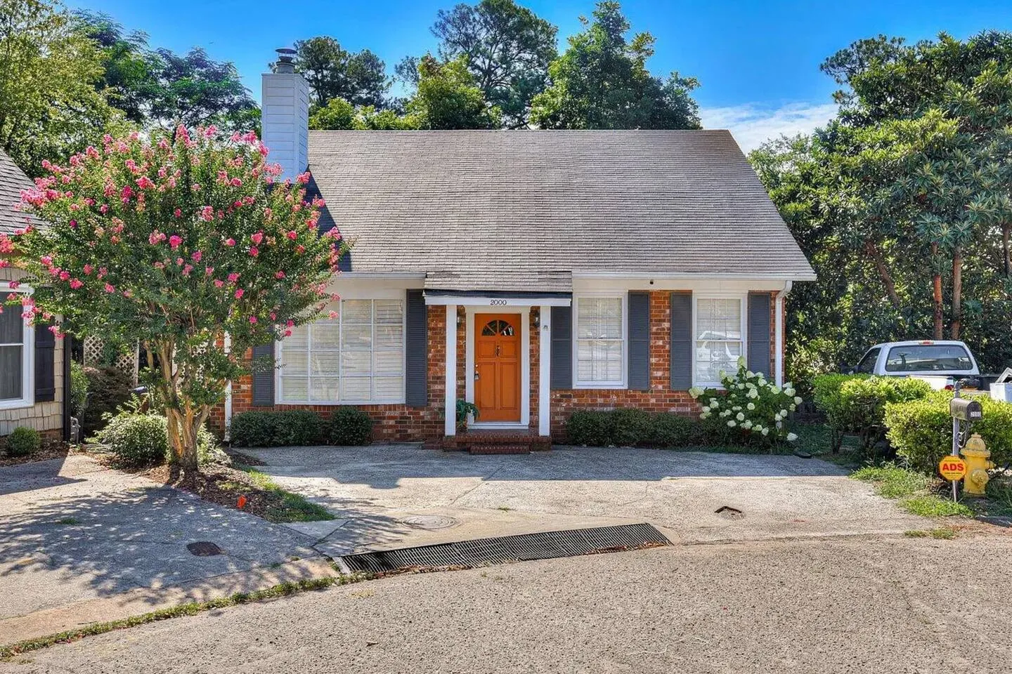 6 beds - 4 Bedrooms 3 Bathrooms — photo 5