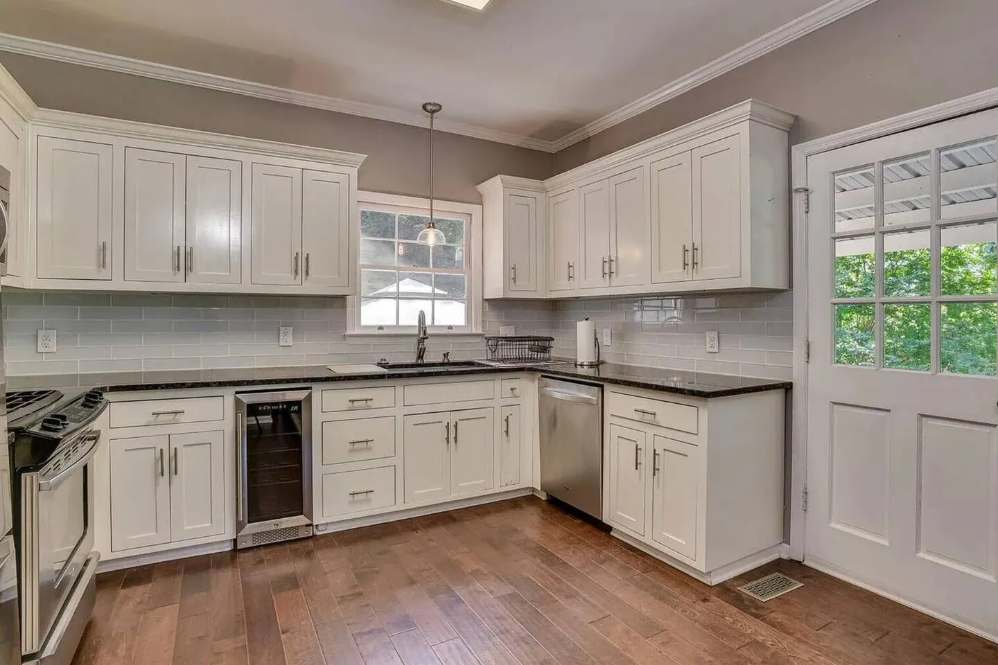 6 beds - 4 Bedrooms 3 Bathrooms 8