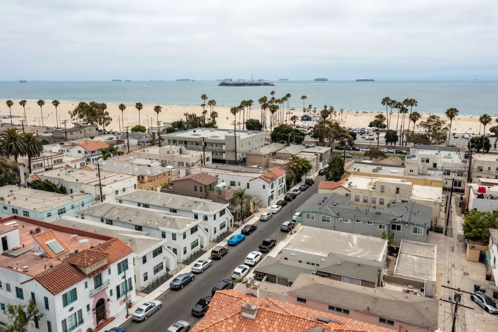 Walk to Restaurants, Nightlife and a Dog-Friendly Beach — photo 5