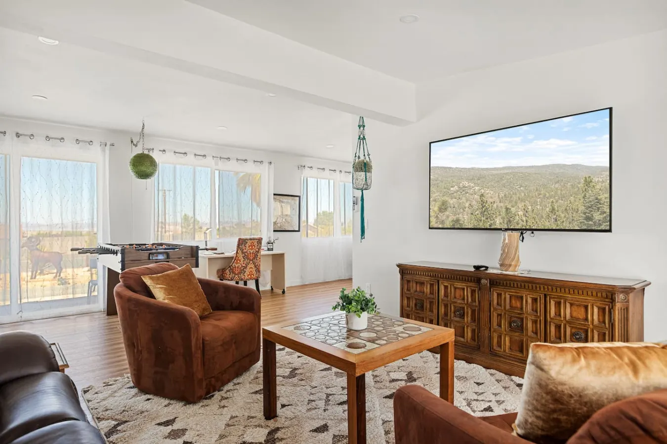 Bighorn Oasis Retreat: Hot Tub, Foosball & Firepit 10