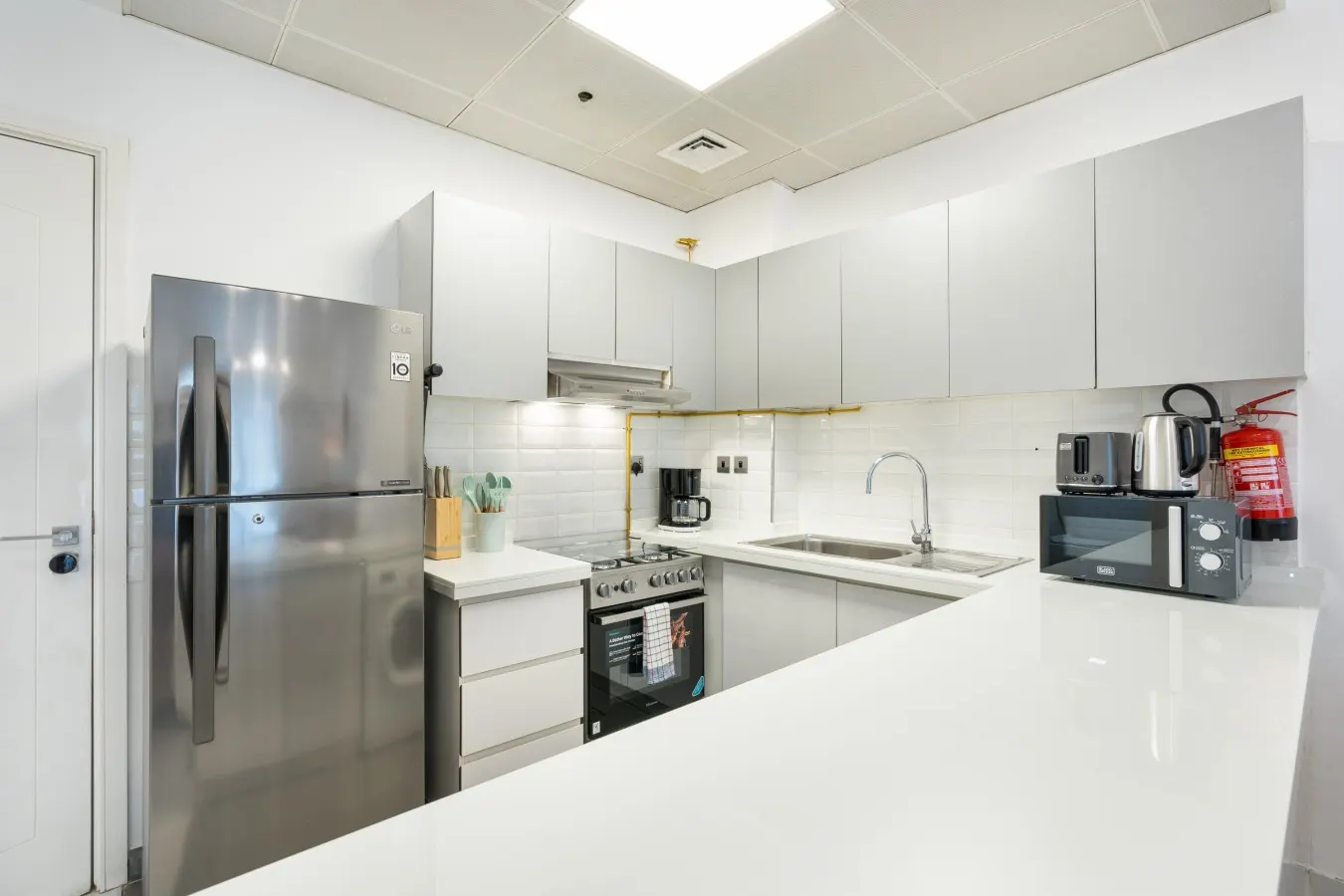 Bright and Spacious Home in JVC — photo 4