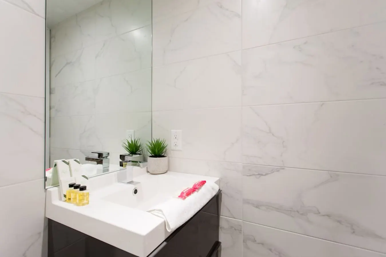 Little Italy - Romantic Studio in the Heart of Little Italy - Unit 304 14