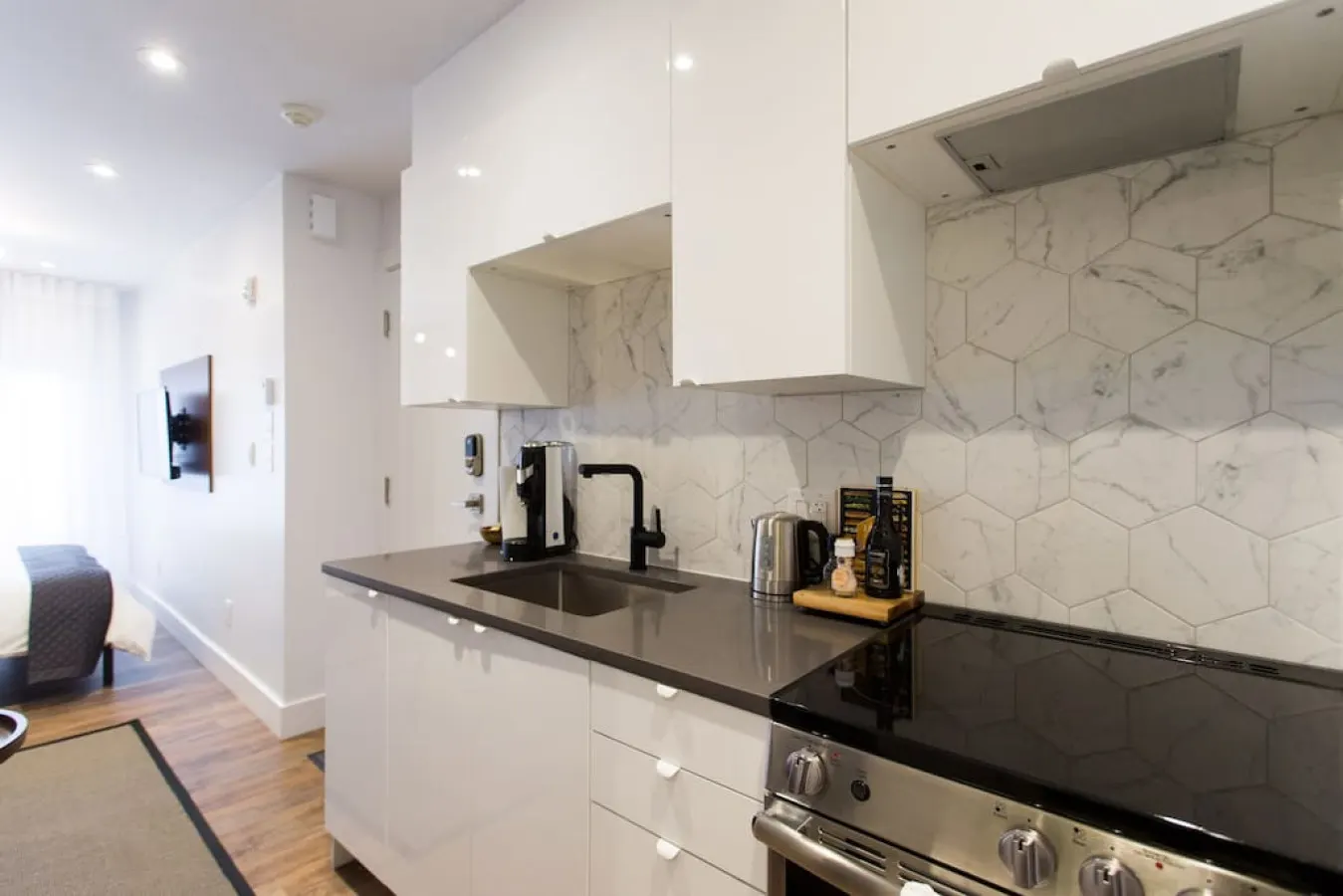 Little Italy - Romantic Studio in the Heart of Little Italy - Unit 304 7
