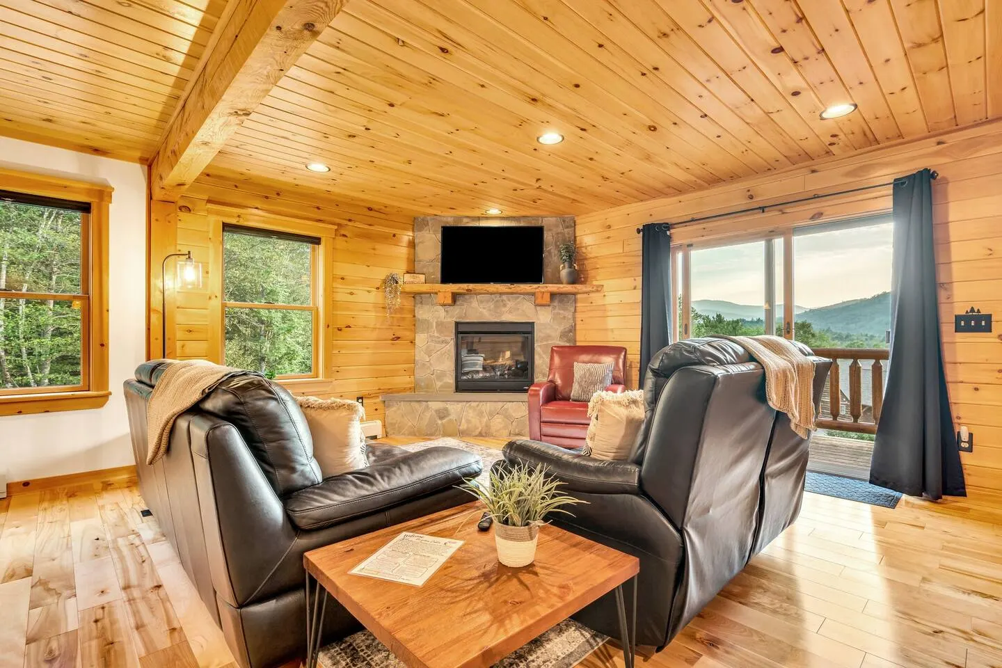 Mountain View Chalet with Hot Tub and Game Room — photo 5