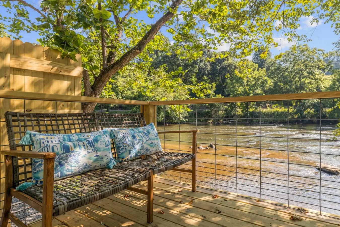 Tuck River Magic 6 Waterfront Cabins 2