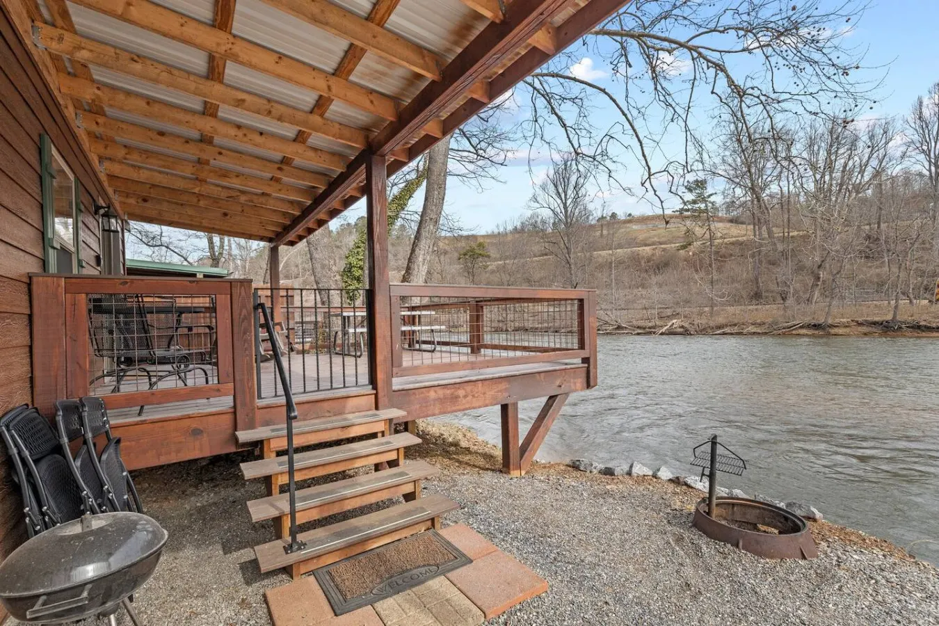 Tuck River Magic 6 Waterfront Cabins 9