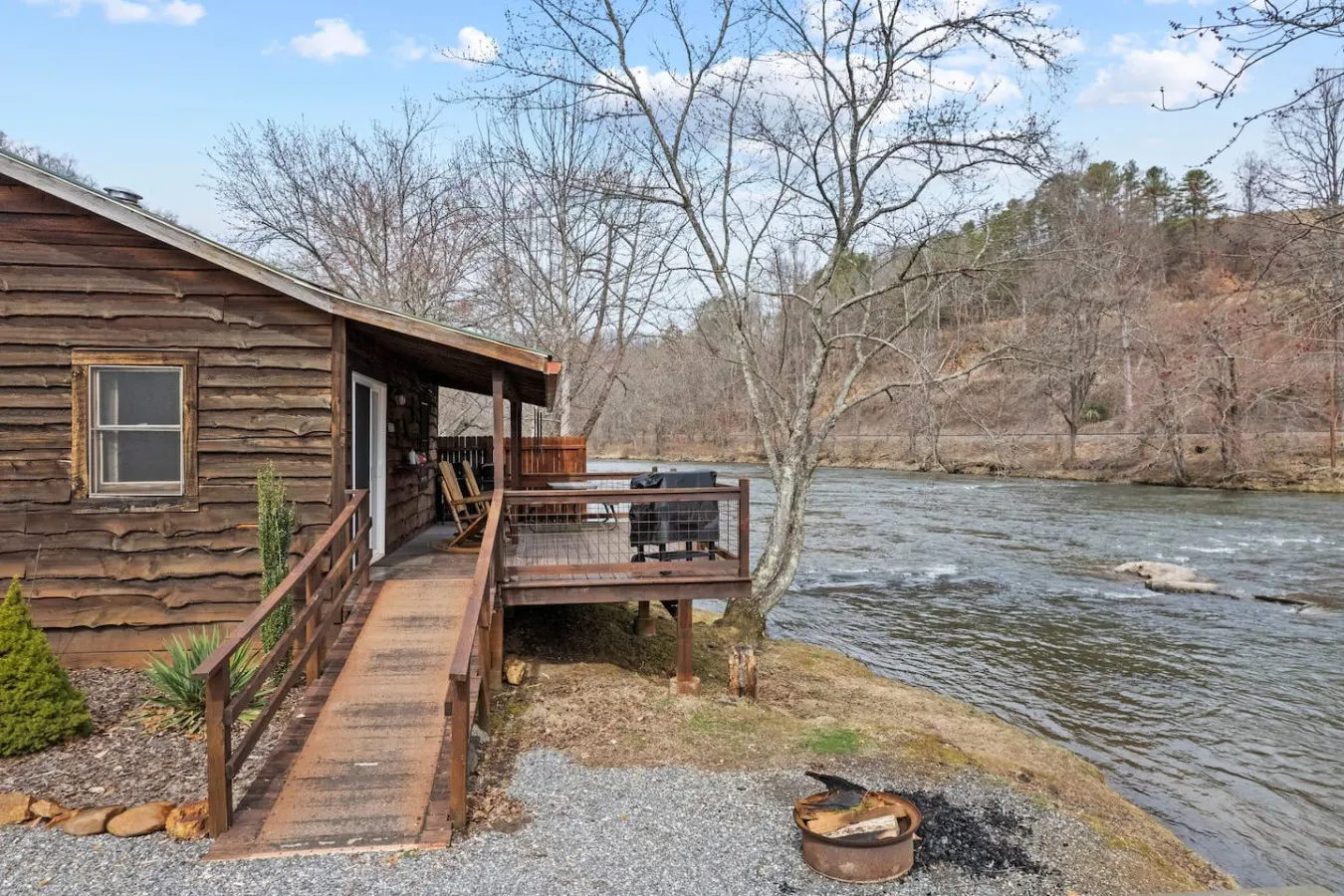 Tuck River Magic 6 Waterfront Cabins 12