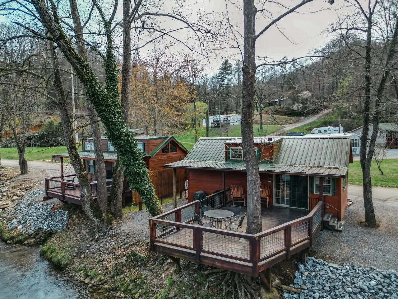 Tuck River Magic 6 Waterfront Cabins 13